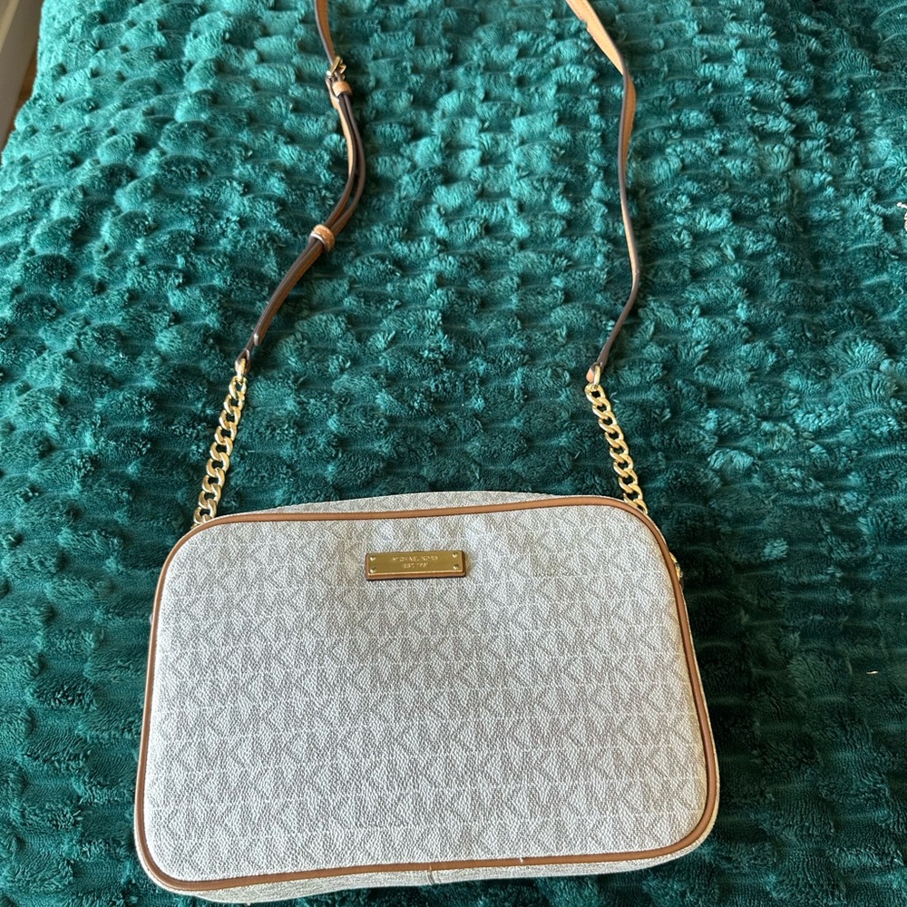 Authentic Michael Kors Elegant White Crossbody Bag excellent condition